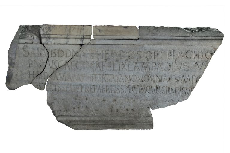 Coliseo, inscripción que menciona restauraciones tardoantiguas