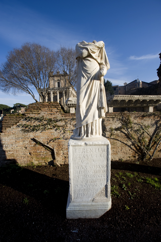 Foro Romano, estatua de Vestal