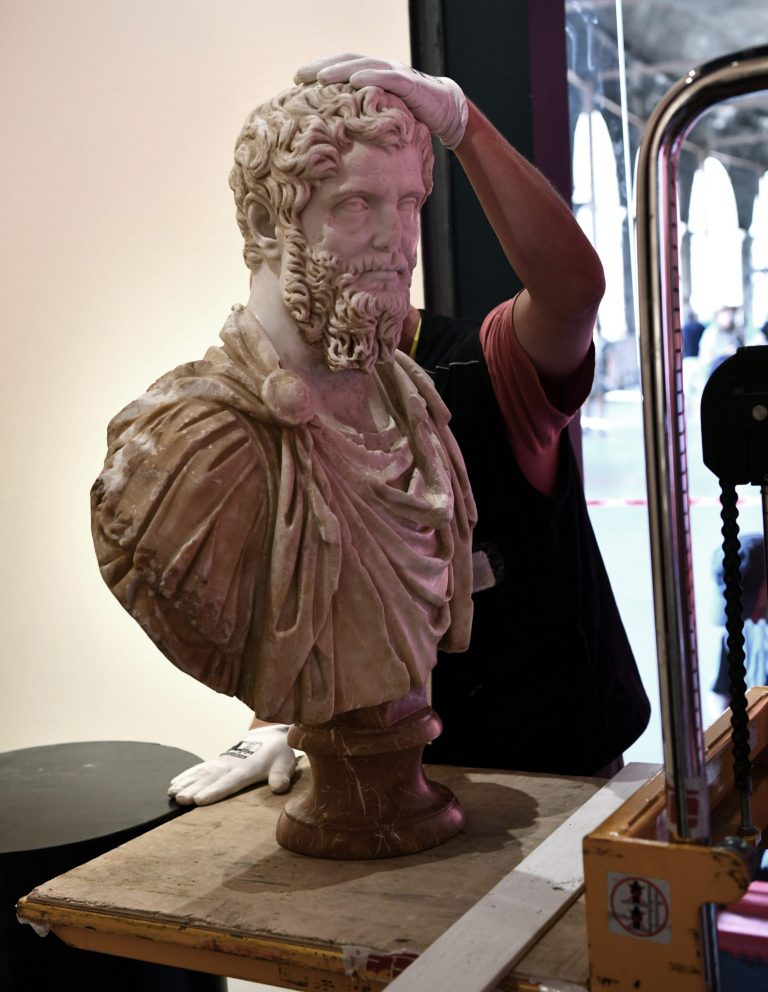 普世的罗马：塞普蒂米乌斯·塞维鲁出土胸像在罗马斗兽场展出