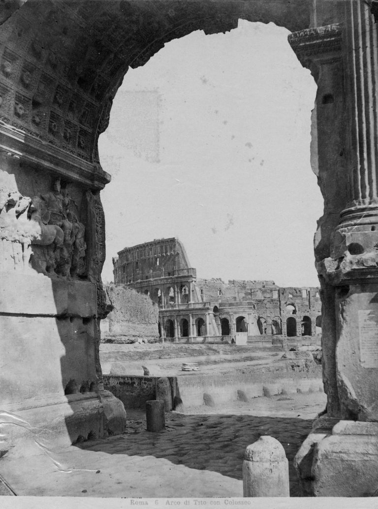 Veduta del Colosseo dal fornice dell'Arco di Tito
